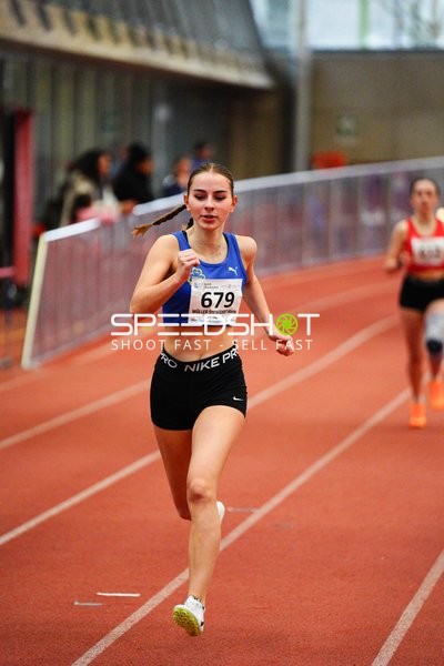 Athletin mit Startnummer 679 in Aktion