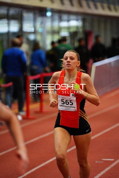 Athletin mit Startnummer 565 in Aktion