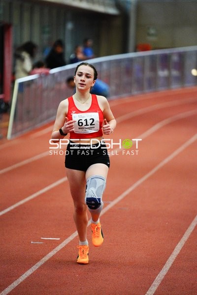 Athletin mit Nummer 612 in Aktion