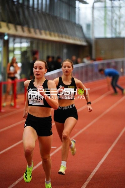 Läuferinnen mit Nummer 1048 und 151