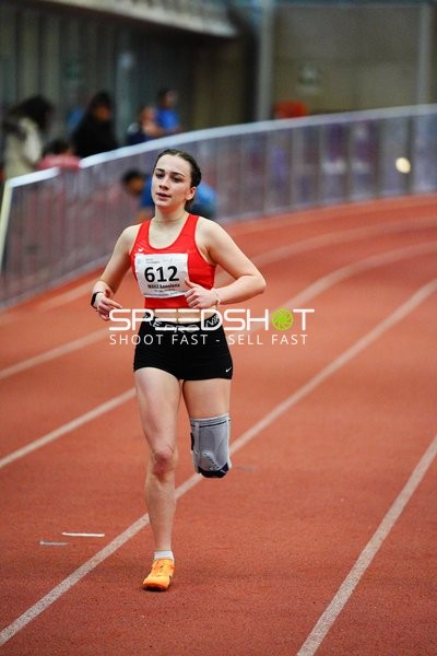 Athletin mit Startnummer 612 in Aktion