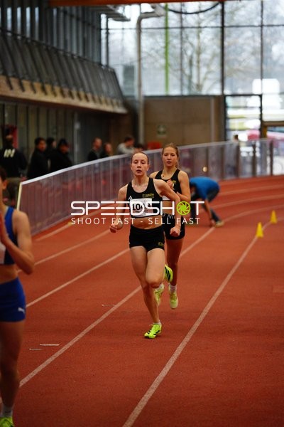 Athletin mit Startnummer 1048 in Aktion