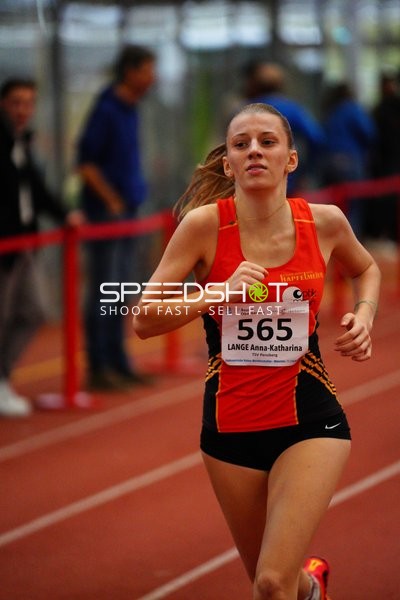 Athletin mit Startnummer 565 in Aktion