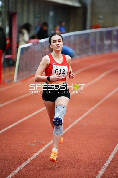 Athletin mit Startnummer 612 in Aktion