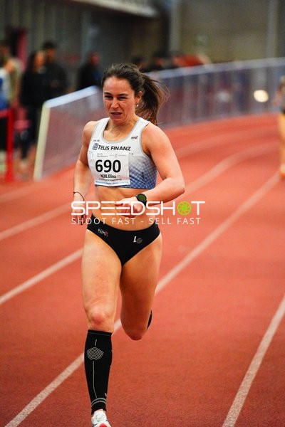 Athletin mit Startnummer 690 in Aktion