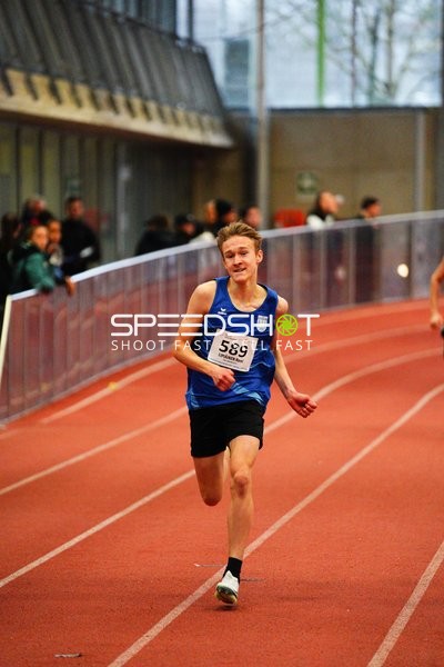 Läufer mit Startnummer 589 sprintet