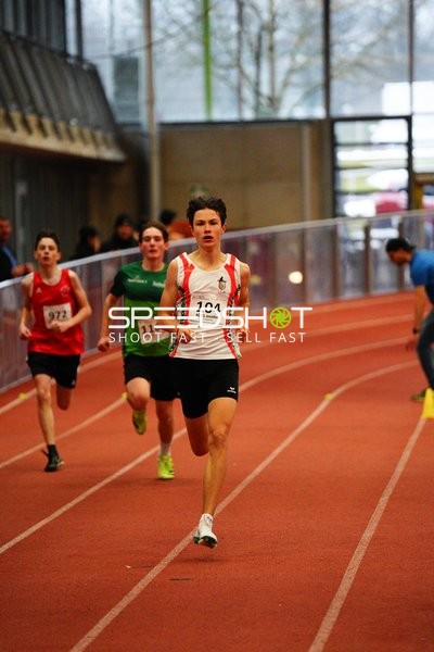 Läufer mit Startnummer 104 in Führung