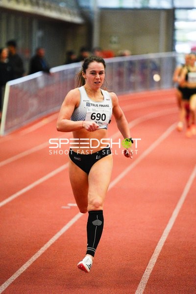 Athletin mit Startnummer 690 in Aktion