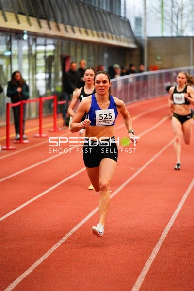 Athletin mit Startnummer 525 in Aktion