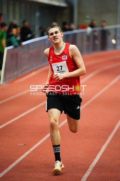 Athlet mit Startnummer 27 in Aktion