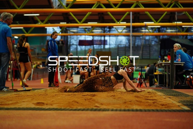 Athletin beim Weitsprung in Aktion