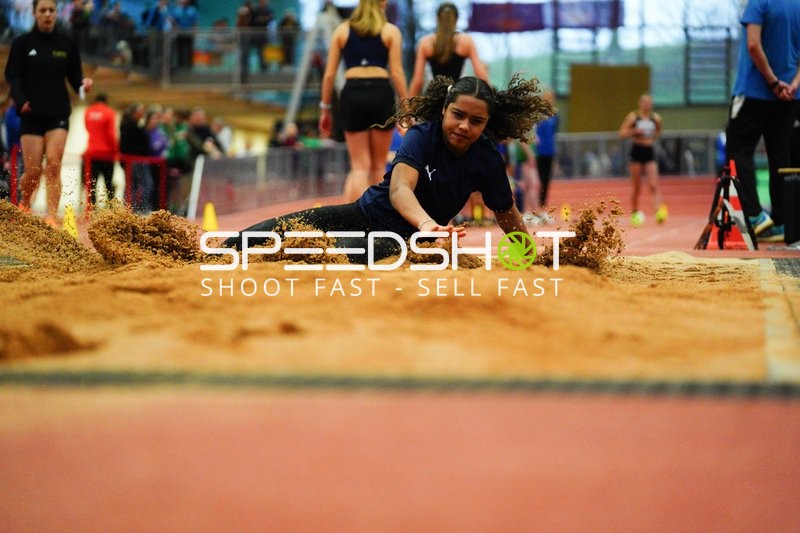 Athletin beim Weitsprung in Aktion