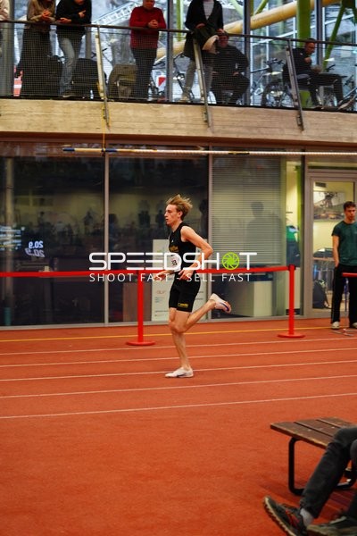 Athlet läuft in der Halle