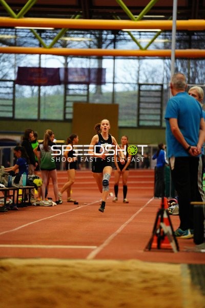 Athletin mit Startnummer 63 in Aktion