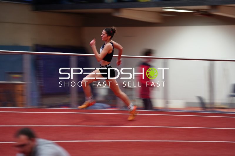 Athletin sprintet in der Halle