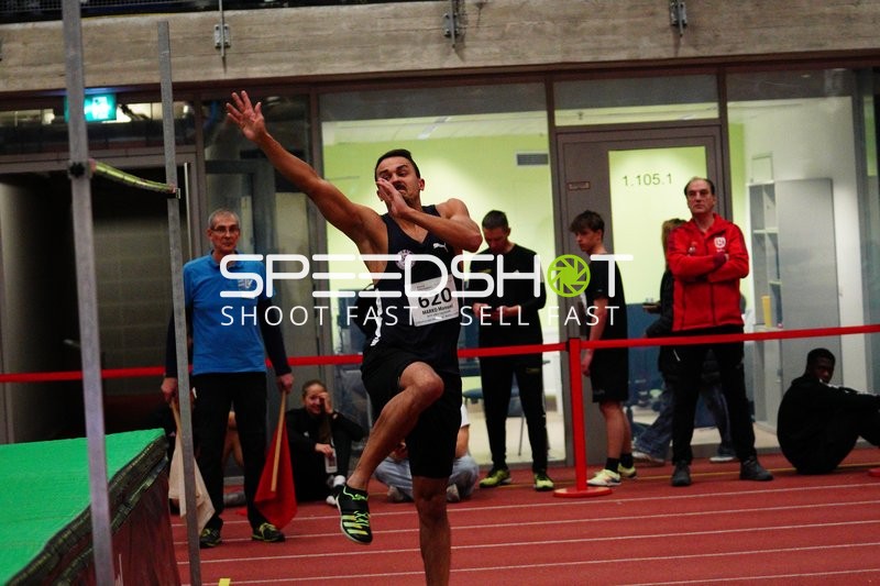 Athlet beim Weitsprung in München