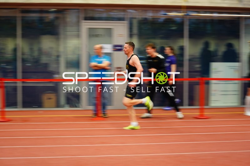 Athlet läuft auf Bahn