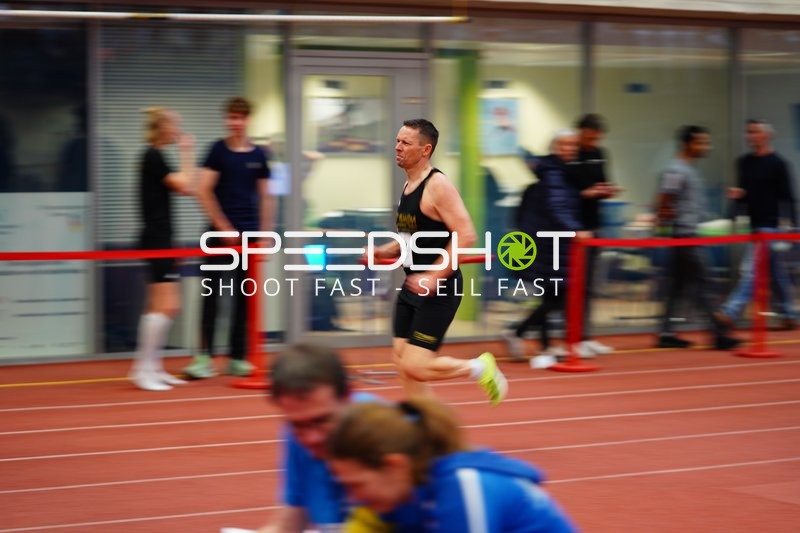 Athlet läuft in der Halle