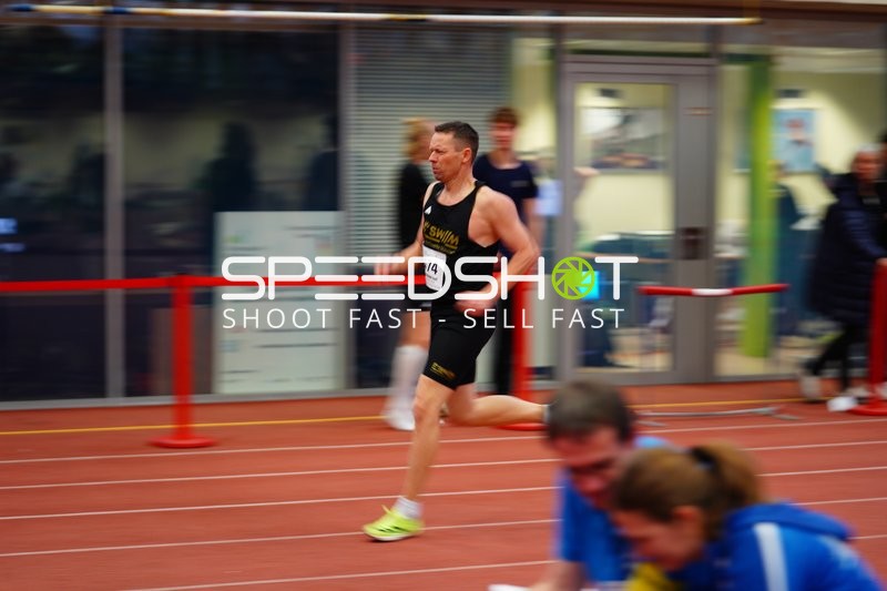 Athlet läuft in der Halle