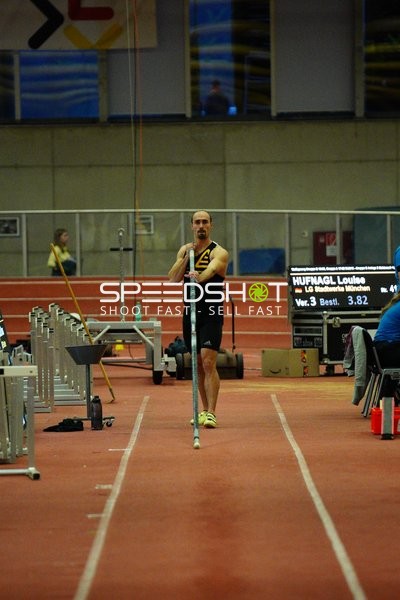 Athlet mit Stab in Aktion