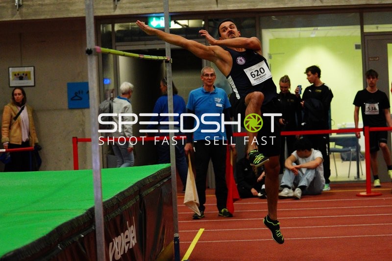 Athlet beim Hochsprung in München