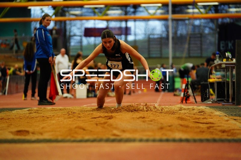 Athletin beim Weitsprung in Aktion