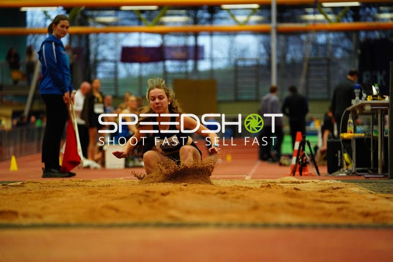 Athletin beim Weitsprung in Aktion