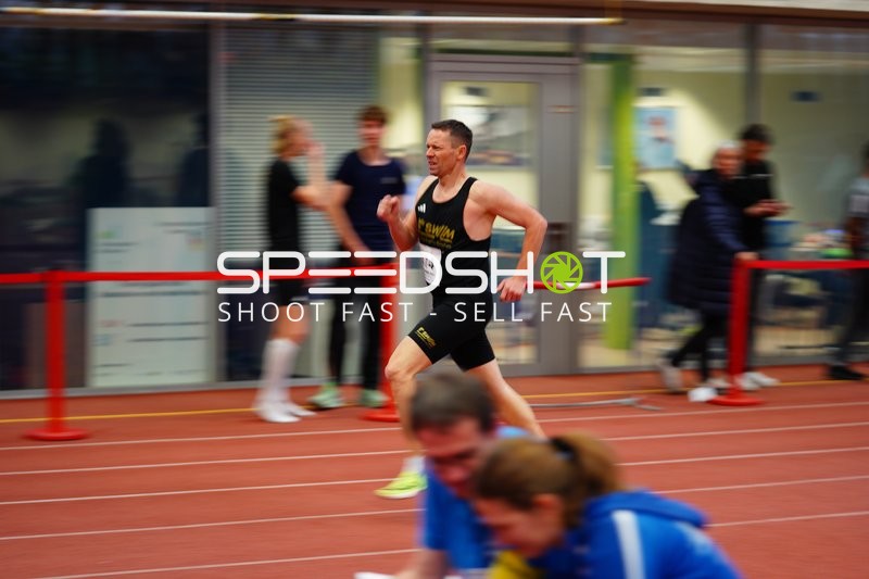 Athlet läuft in der Halle