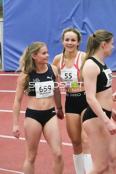 Athletinnen nach Lauf in der Halle