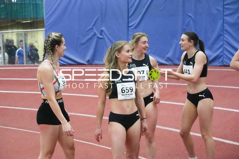 Athletinnen nach Lauf in Aktion