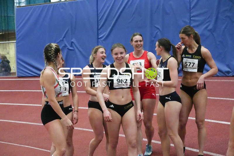 Athletinnen mit Startnummern in Aktion