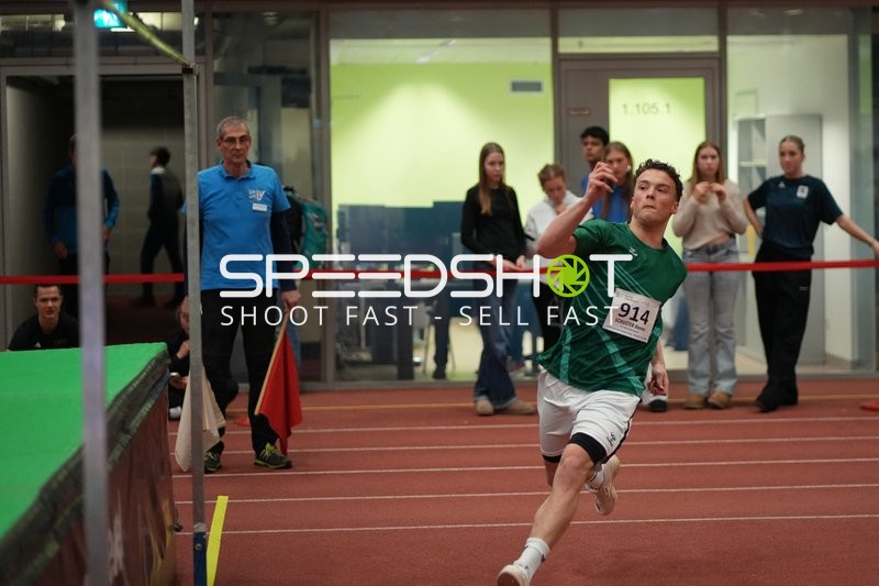 Athlet mit Wurfgerät in Aktion