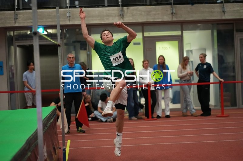 Startnummer 914 beim Hochsprung