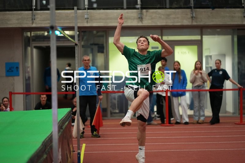 Athlet beim Hochsprung in München