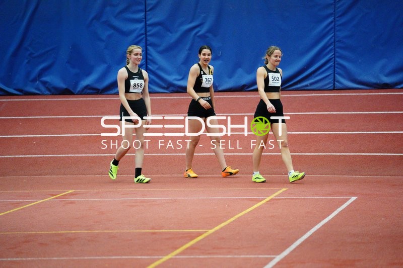 Athletinnen auf der Laufbahn in München