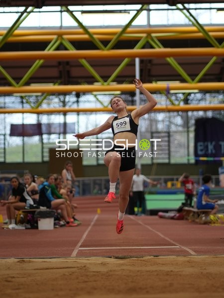 Athletin mit Startnummer 599 beim Weitsprung