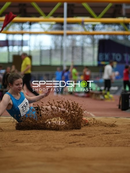 Athletin beim Weitsprung in Aktion