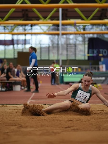 Athletin beim Weitsprung in Aktion