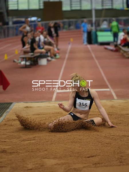 Athletin mit Startnummer 356 beim Weitsprung
