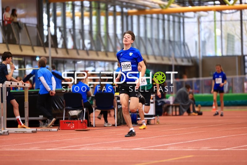 Läufer mit Startnummer 1030 sprintet