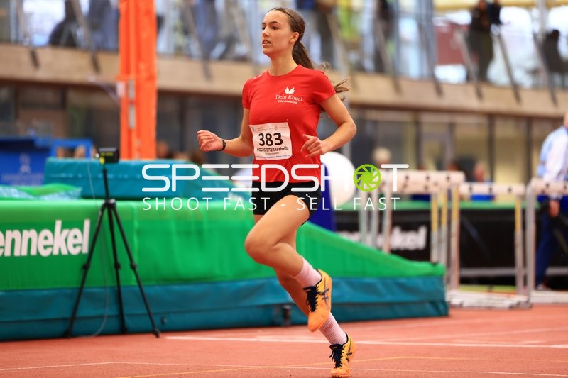 Athletin mit Startnummer 383 in Aktion