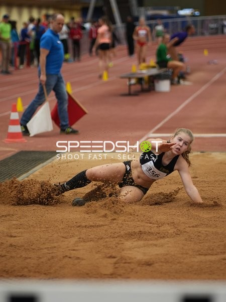 Athletin beim Weitsprung in Aktion