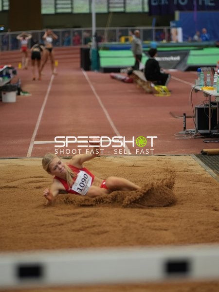 Athletin beim Weitsprung in Aktion