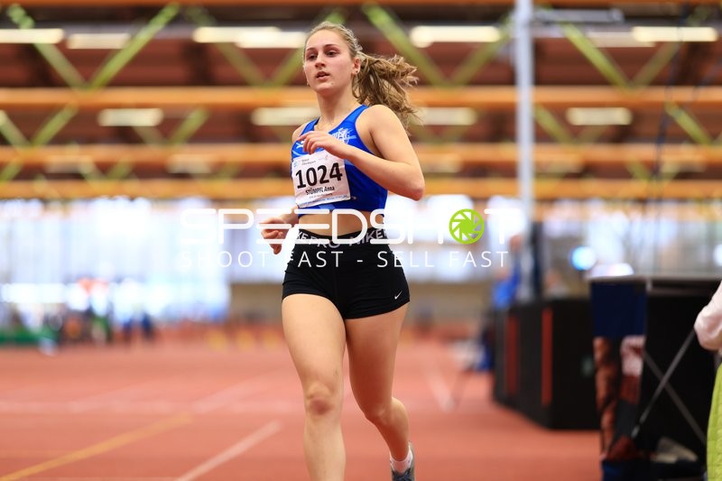 Athletin mit Startnummer 1024 in Aktion