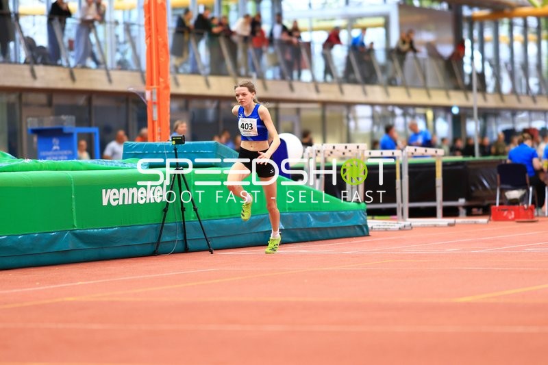 Athletin mit Startnummer 403 in Aktion