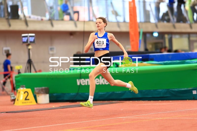 Athletin mit Startnummer 403 in Aktion