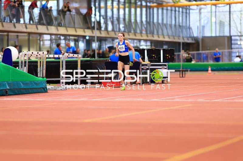 Athletin mit Startnummer 403 in Aktion