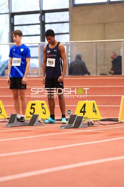 Athleten an Startblöcken