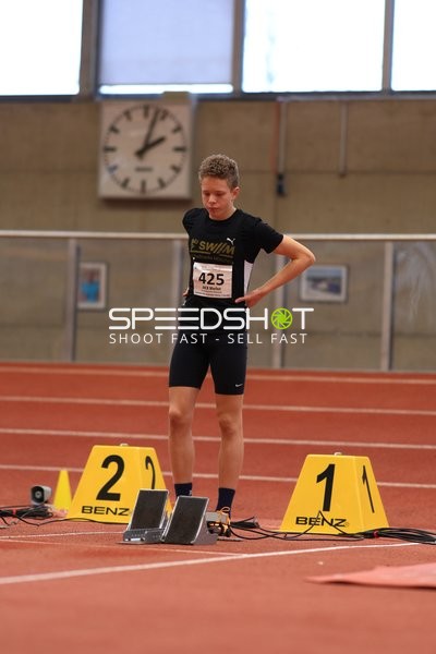 Athlet mit Startnummer 425 vor Start