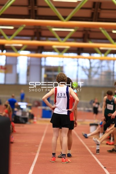 Athlet auf Laufbahn in Halle
